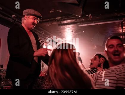 Londres, Royaume-Uni. 29 mai 2024. Peter Doherty signe des autographes pour ses fans alors qu'il ntrodule des artistes de son label Strap Originals à l'emblématique 100 Club . Cristina Massei/Alamy nouvelles en direct Banque D'Images