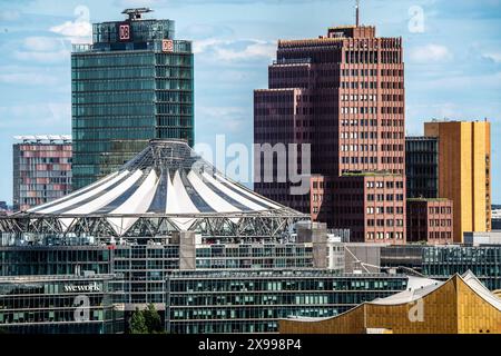 Potsdamer Platz, Berlin, mai 2024 Deutschland, Berlin, mai 2024, Potsdamer Platz mit Sony Center, Bahntower und Kollhoff-Tower, Blick von der Siegessäule, Architektur, Hochhäuser, Hauptstadt, Großstadt, Zentrum, *** Potsdamer Platz, Berlin, mai 2024 Allemagne, Berlin, mai 2024, Potsdamer Platz avec Sony Center, Bahntower et Kollhoff Tower, vue depuis la colonne de la victoire, architecture, gratte-ciel, capitale, métropole, centre, Banque D'Images