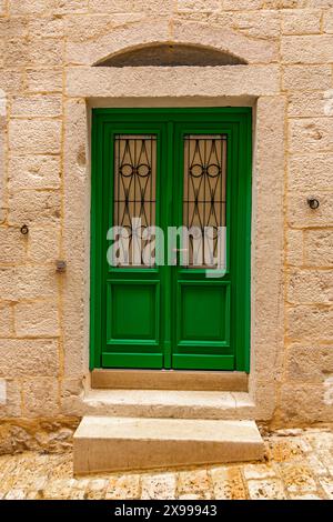 Porte verte dans un vieux bâtiment en pierre en Croatie, Rovinj Banque D'Images