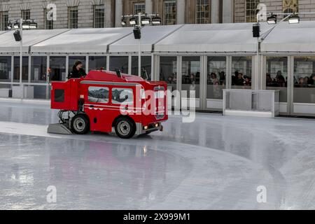 Machine et chauffeur préparant la patinoire à Somerset House Banque D'Images