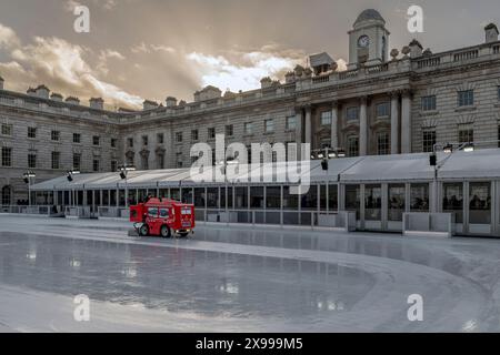 Machine et chauffeur préparant la patinoire à Somerset House Banque D'Images