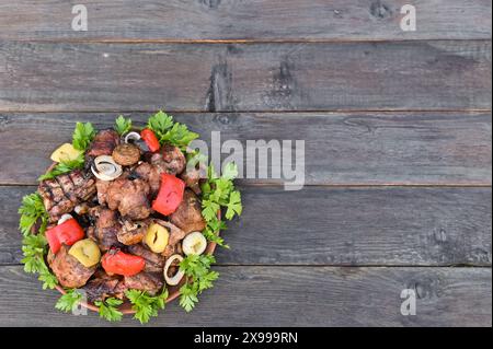 viande avec des légumes et des champignons avec des herbes dans une assiette. les côtes de porc sont cuites sur le gril. Banque D'Images