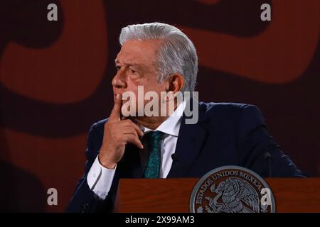 Conférence de presse du Président mexicain Lopez Obrador le Président du Mexique, Andres Manuel Lopez Obrador, lors d'une conférence de presse au Palais national, invite les citoyens à voter le jour des élections du 2 juin. Le 29 mai 2024 à Mexico, Mexique. Mexico CDMX Mexique Copyright : xCarlosxSantiagoxxEyepixxGroupx Banque D'Images