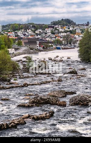 Rivière avec beaucoup de rochers qui coule à l'état sauvage à travers Egersund en Norvège Banque D'Images