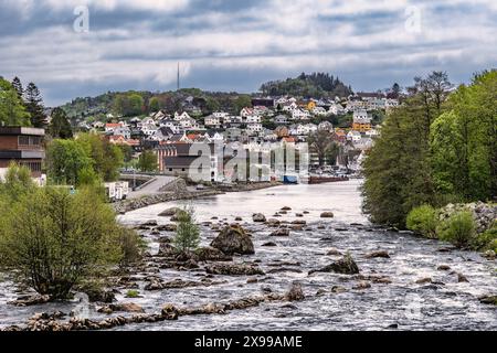 Rivière avec beaucoup de rochers qui coule à l'état sauvage à travers Egersund en Norvège Banque D'Images