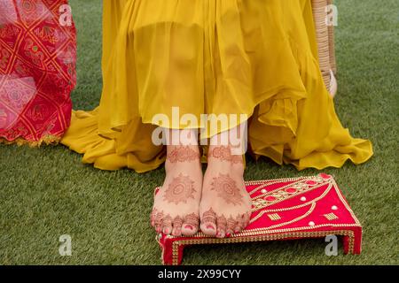 Pieds de femme magnifiquement décorés avec des symboles et des dessins de henné complexes connus sous le nom de mehndi, associés à des moments de vie favorables tels qu'un mariage Banque D'Images