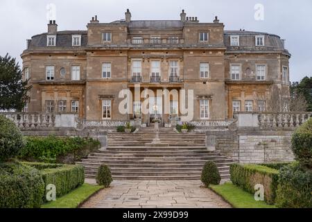 Propriété historique construite dans un style architectural néoclassique impressionnant, avec une façade symétrique, de hautes fenêtres à guillotine et une élégante maçonnerie à Luton Hoo Banque D'Images