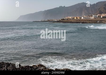 Côte accidentée avec des vagues blanches mousseuses comme vu depuis le sentier Paseo Punta Blanca, reliant Alcala au village de la Arena, Los Gigantes, Tenerife Banque D'Images