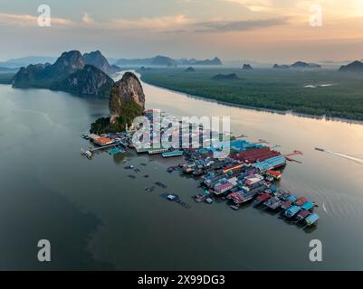 Panorama de l'île de Koh Panyee, village de pêcheurs, Phang Nga, parc national d'Ao Phang Nga, Thaïlande Banque D'Images