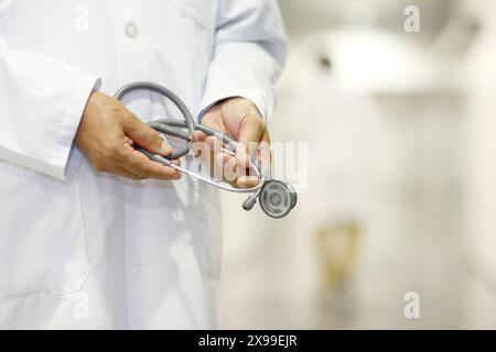 Médecin avec stéthoscope dans le couloir, Hôpital Onkologikoa, Institut d'oncologie, Centre de cas pour la prévention, le diagnostic et le traitement du cancer, Donostia, Saint-Sébastien, Gipuzkoa, pays Basque, Espagne. Banque D'Images