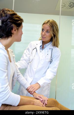 Médecin avec patient, salle de consultation, Hôpital Onkologikoa, Institut d'oncologie, Centre de cas pour la prévention, le diagnostic et le traitement du cancer, Donostia, Saint-Sébastien, Gipuzkoa, pays Basque, Espagne. Banque D'Images