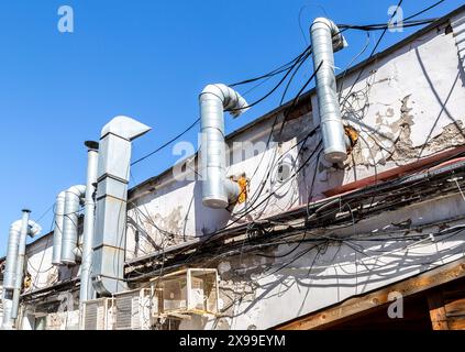 Conduits d'aération du système de climatisation et de ventilation sur le bâtiment en pierre Banque D'Images