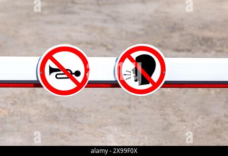 Les signaux sonores sont interdits, interdiction de klaxonner. Aucun son fort. Panneau de signalisation routière. Ne criez pas, ne criez pas, arrêtez de crier de parler Banque D'Images