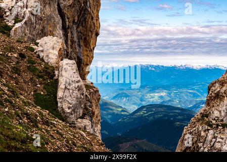 Vue imprenable du matin sur les glaciers couverts pics sur les borderslands italien - autrichien de Große Latemarscharte dans les Dolomites Banque D'Images