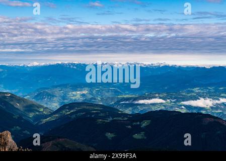 Vue imprenable du matin sur les glaciers couverts pics sur les borderslands italien - autrichien de Große Latemarscharte dans les Dolomites Banque D'Images