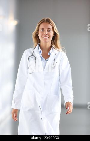 Médecin marchant dans le couloir, Hôpital Onkologikoa, Institut d'oncologie, Centre de cas pour la prévention, le diagnostic et le traitement du cancer, Donostia, Saint-Sébastien, Gipuzkoa, pays Basque, Espagne. Banque D'Images