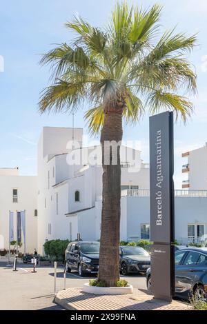 Cala d'Or, Espagne ; 04 mai 2024 : façade principale de l'hôtel Barcelo Aguamarina dans la station majorquine de Cala d'Or, le matin par une journée ensoleillée Banque D'Images