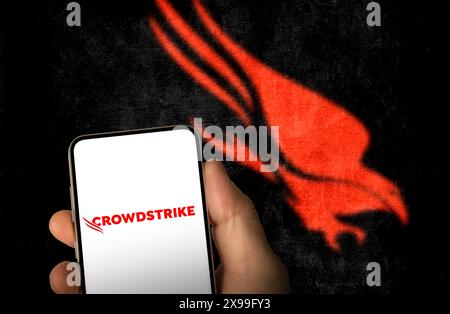 Logo de la société CrowdStrike affiché sur le smartphone Banque D'Images