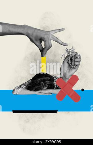 Collage photo vertical de vieille femme déprimée a mis vers le bas la tête mains dictateur abus câble recharge dame fatiguée isolée sur fond peint Banque D'Images