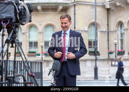 Londres, Angleterre, Royaume-Uni. 30 mai 2024. Le chancelier de l'Échiquier JEREMY HUNT est vu devant la BBC alors qu'il apparaît dans des émissions de petit-déjeuner. (Crédit image : © Tayfun Salci/ZUMA Press Wire) USAGE ÉDITORIAL SEULEMENT! Non destiné à UN USAGE commercial ! Banque D'Images