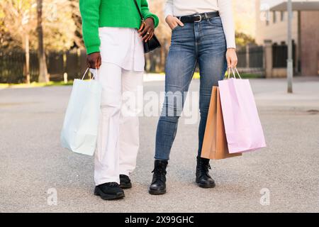 vue de face de deux femmes avec sacs à provisions Banque D'Images