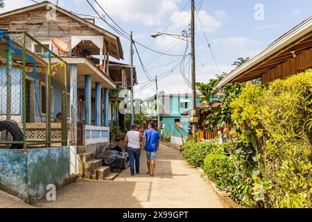 El Castillo , Nicaragua - 11 mars 2024 : couple d'un homme du coin marchant le long de la route principale du village El Castillo le long de la rivière San Juan au Nicaragua Banque D'Images