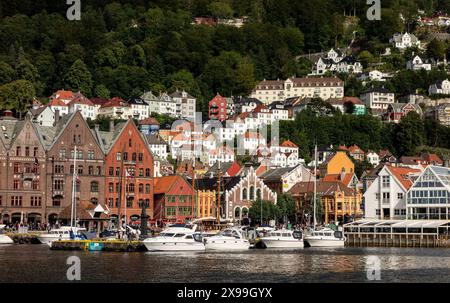 BERGEN, NORVÈGE - 11 AOÛT 2016 : paysage urbain de la ville de Bergen en Norvège avec beaucoup de yachts de luxe Banque D'Images