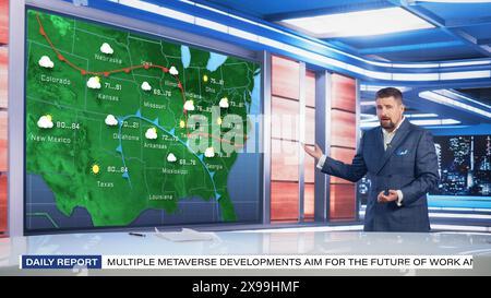 Programme de prévisions météo TV : L'animateur de télévision professionnel examinant le rapport météo dans Newsroom Studio, utilise le grand écran avec des visuels. Le célèbre Anchorman parle. Concept de canal de câble maquette. Banque D'Images