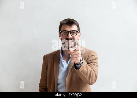 Je te choisis. Souriant homme d'affaires réussi vous point, vous voulez, demi-longueur gros plan portrait. Émotions humaines, concept d'expression faciale. Vue de face Banque D'Images