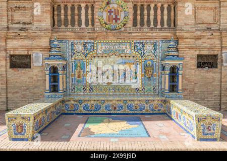 Ancien banc en céramique représentant la province de Barcelone, ​​Plaza de España, Séville, Espagne Banque D'Images