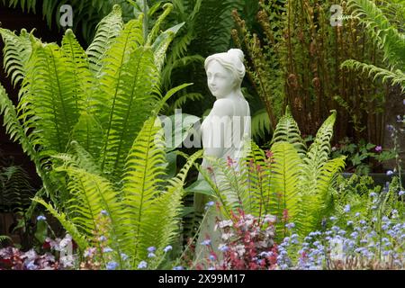 Fougère à volant, fougère à autruche, fougère à plumes d'autruche, Matteuccia struthiopteris, marbre, statue en albâtre d'une femme dans une fernery, Royaume-Uni Banque D'Images