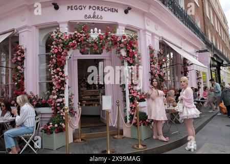 Influenceurs devant l'exposition florale devant la pâtisserie Peggy Porschen pendant le Chelsea Flower Show Banque D'Images