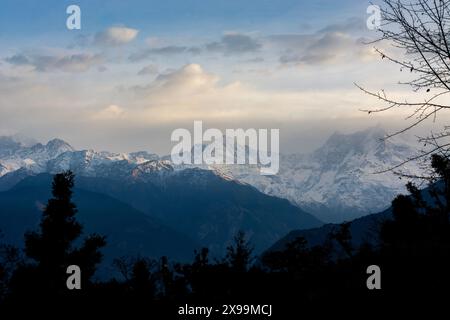 Pics himalayens de la réserve de biosphère de Nanda devi, Gharwal en gros plan au lever du soleil par un matin clair d'automne Banque D'Images