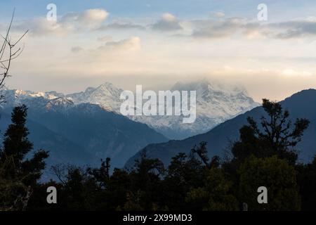 Nanda devi montagne avec plein de neige et de brouillard Banque D'Images