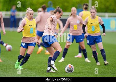 Ella Toone d'Angleterre (au centre) et Chloe Kelly en action lors d'une séance d'entraînement au George's Park, Burton upon Trent. Date de la photo : jeudi 30 mai 2024. Banque D'Images