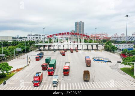 Nanning. 20 mai 2024. Une photo de drone aérien prise le 20 mai 2024 montre la zone portuaire de Qinzhou de la zone de libre-échange pilote de Chine (Guangxi) dans la région autonome de Guangxi Zhuang, au sud de la Chine. Au cours des dernières années, Guangxi a cherché des possibilités de développement ouvertes et orientées vers l'océan afin de réaliser de plus grands succès dans la promotion d'un développement de haute qualité. Crédit : Cao Yiming/Xinhua/Alamy Live News Banque D'Images