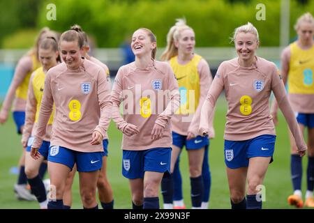 Ella Toone d'Angleterre (à gauche), Keira Walsh et Leah Williamson (à droite) lors d'une séance d'entraînement au George's Park, Burton upon Trent. Date de la photo : jeudi 30 mai 2024. Banque D'Images