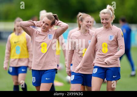 Ella Toone d'Angleterre (à gauche), Keira Walsh et Leah Williamson (à droite) lors d'une séance d'entraînement au George's Park, Burton upon Trent. Date de la photo : jeudi 30 mai 2024. Banque D'Images