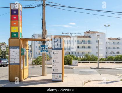 Cala d'Or, Espagne ; 04 mai 2024 : point de contrôle sanitaire du rayonnement ultraviolet solaire et défibrillateur cardiaque dans la station touristique majorquine de Cala d'Or Banque D'Images