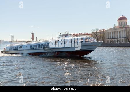 Saint-Pétersbourg, Russie - 21 mai 2022 : un hydroptère fluvial à grande vitesse navigue sur la Neva par une journée d'été ensoleillée Banque D'Images