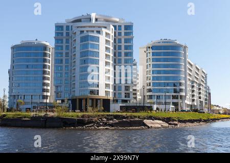 Saint-Pétersbourg, Russie - 21 mai 2022 : bâtiments résidentiels modernes sur le remblai de la rivière Zhdanovka, une courte rivière dans le delta de la rivière Neva Banque D'Images