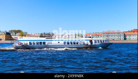 Saint-Pétersbourg, Russie - 21 mai 2022 : un hydroptère fluvial à grande vitesse navigue sur la Neva Banque D'Images