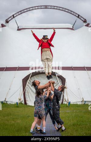 Londres, Royaume-Uni. 30 mai 2024. Les acrobates se produisent à l’extérieur du grand sommet lors d’un photocall pour The Nose Dive Assembly, dernier opus de la trilogie Risk de Revel Puck Circus, un cirque contemporain à grande échelle comprenant des marcheurs audacieux, des planches de thé et des appareils sur mesure, ainsi que le seul duo féminin Wheel of Death au Royaume-Uni. Le spectacle est actuellement au Queen Elizabeth Olympic Park avant de déménager à Gosport et de terminer sur l'île de Wight. Credit : Stephen Chung / Alamy Live News Banque D'Images