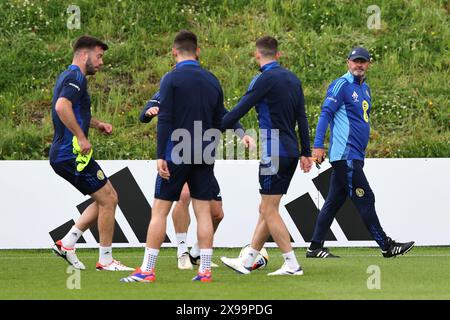 Steve Clarke, entraîneur-chef de l'Écosse (à droite), et des joueurs lors d'une séance d'entraînement à Lesser Hampden, Glasgow. Date de la photo : jeudi 30 mai 2024. Banque D'Images