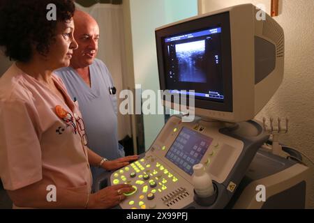 Ecographie abdominale, ECO Doppler, Service de radiologie, Hôpital Donostia, Saint-Sébastien, Donostia, Gipuzkoa, pays Basque, Espagne. Banque D'Images