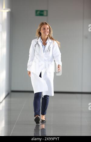 Médecin marchant dans le couloir, Hôpital Onkologikoa, Institut d'oncologie, Centre de cas pour la prévention, le diagnostic et le traitement du cancer, Donostia, Saint-Sébastien, Gipuzkoa, pays Basque, Espagne. Banque D'Images