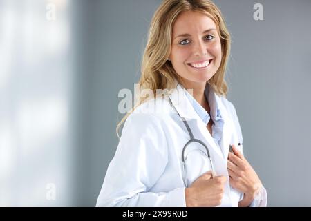Médecin dans le couloir, Hôpital Onkologikoa, Institut d'oncologie, Centre de cas pour la prévention, le diagnostic et le traitement du cancer, Donostia, Saint-Sébastien, Gipuzkoa, pays Basque, Espagne. Banque D'Images