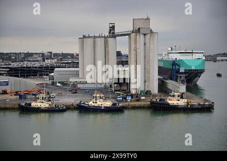 Les remorqueurs Svitzer Ferriby, Bargate et Mercurius amarrés à Dock Head dans le port de Southampton. Banque D'Images