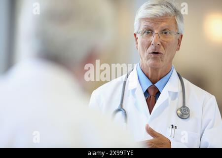 Médecin avec stéthoscope parlant avec le patient, Hôpital Onkologikoa, Institut d'oncologie, Centre de cas pour la prévention, le diagnostic et le traitement du cancer, Donostia, Saint-Sébastien, Gipuzkoa, pays Basque, Espagne. Banque D'Images