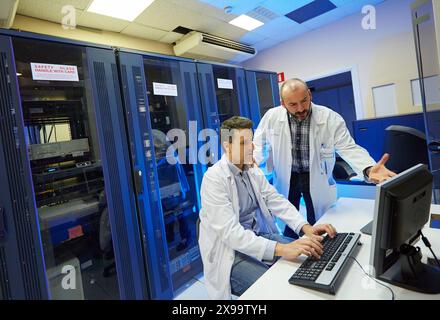 Centre de traitement des données, Département des serveurs informatiques en raks, Hôpital Donostia, Saint-Sébastien, Gipuzkoa, pays Basque, Espagne. Banque D'Images